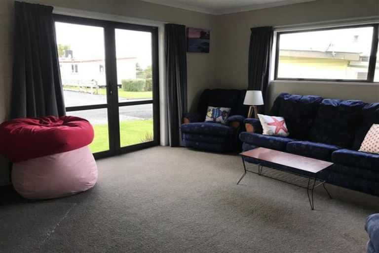 Photo of property in 17 Kowhai Street, Kaka Point, 9271