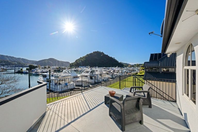 Photo of property in 37 Waikawa Road, Picton, 7220