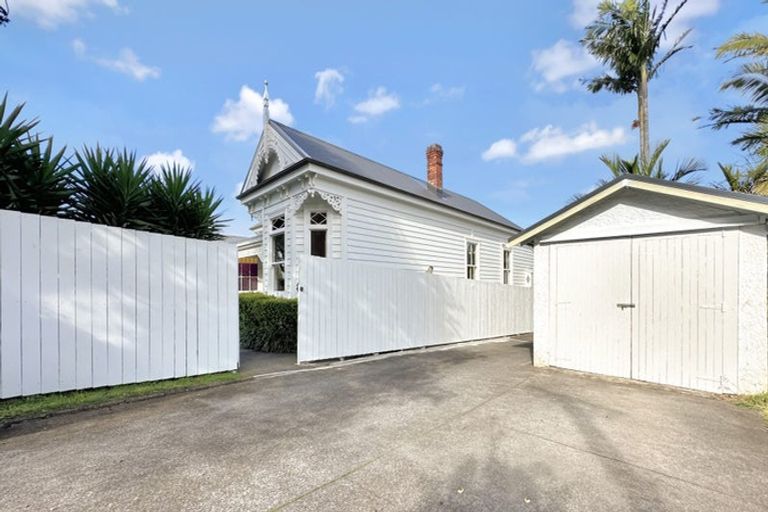 Photo of property in 22a Puriri Avenue, Greenlane, Auckland, 1051