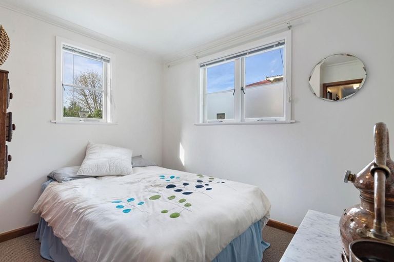 Photo of property in 2 Serwayne Place, Sunnyvale, Auckland, 0612
