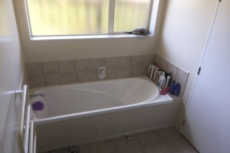 Photo of property in 20a Justin Place, Te Atatu Peninsula, Auckland, 0610