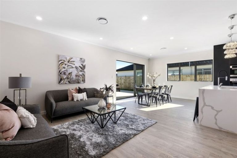 Photo of property in 18 Gilbransen Road, Kumeu, 0810