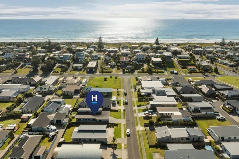 Photo of property in 6 Breaker's Crescent, Waihi Beach, 3611