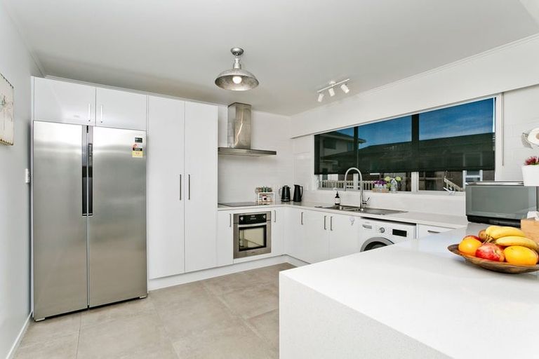 Photo of property in 2/33 Hyde Road, Rothesay Bay, Auckland, 0630