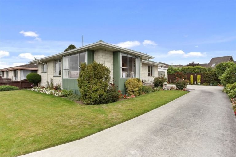 Photo of property in 1/17b Prestons Road, Redwood, Christchurch, 8051