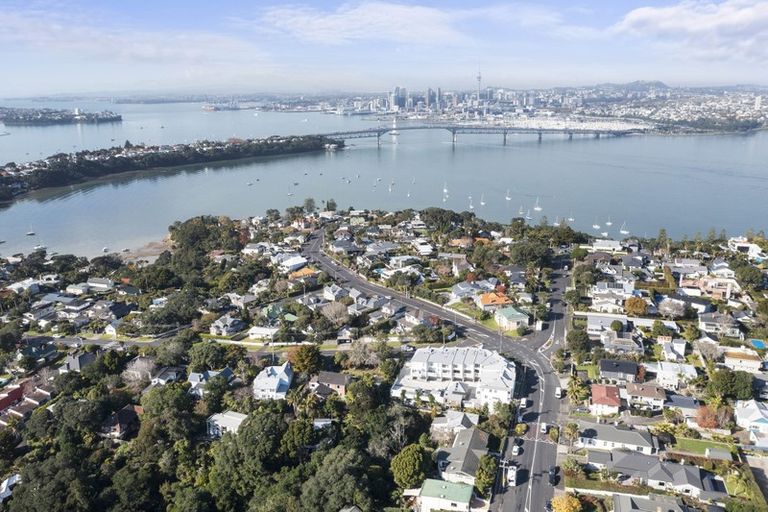 Photo of property in 1/87-89 Hinemoa Street, Birkenhead, Auckland, 0626