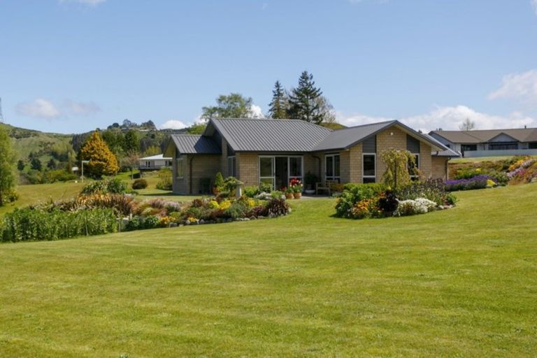 Photo of property in 50 Loch Views Road, Acacia Bay, Taupo, 3385