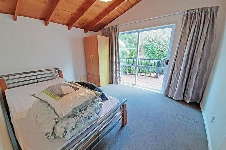 Photo of property in 14 La Roche Place, Northcote, Auckland, 0627