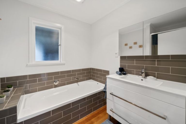 Photo of property in 2/1 Cross Street, Papakura, 2110