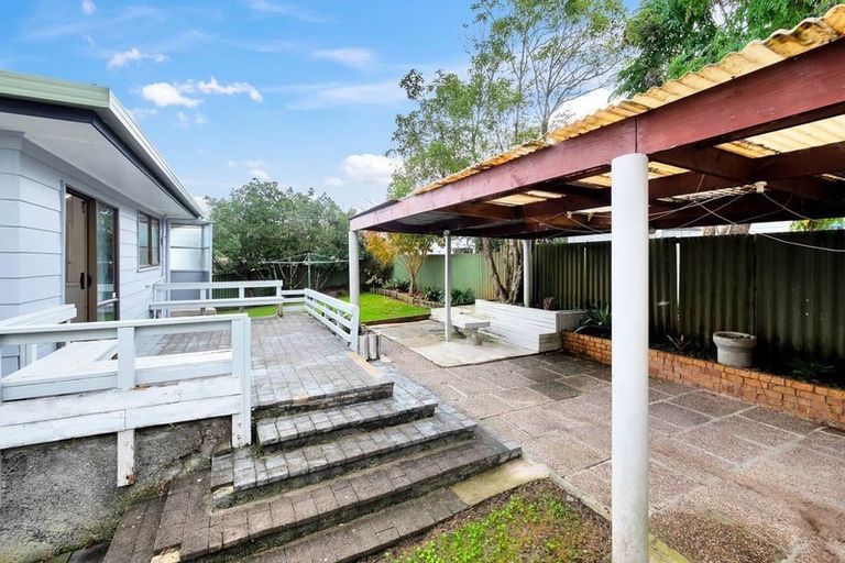 Photo of property in 4 St Catherine Crescent, West Harbour, Auckland, 0618