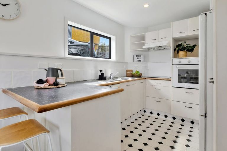 Photo of property in 84a Stewart Drive, Newlands, Wellington, 6037