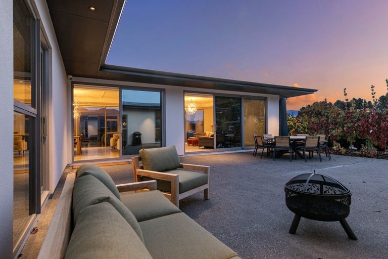 Photo of property in 10 Bevan Place, Wanaka, 9305