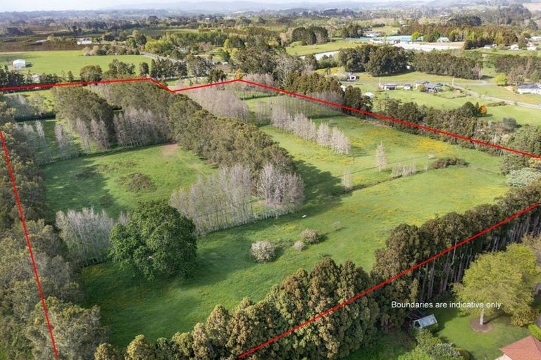 Photo of property in 870 Waitakere Road, Kumeu, 0891