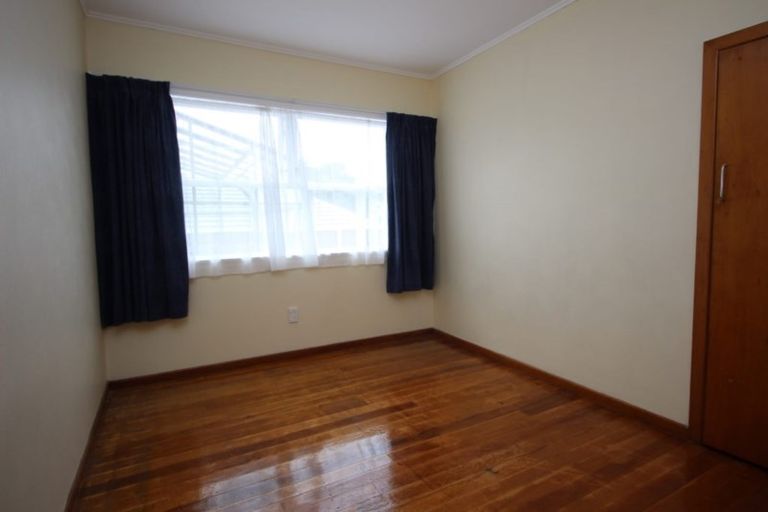 Photo of property in 122 Flanshaw Road, Te Atatu South, Auckland, 0610