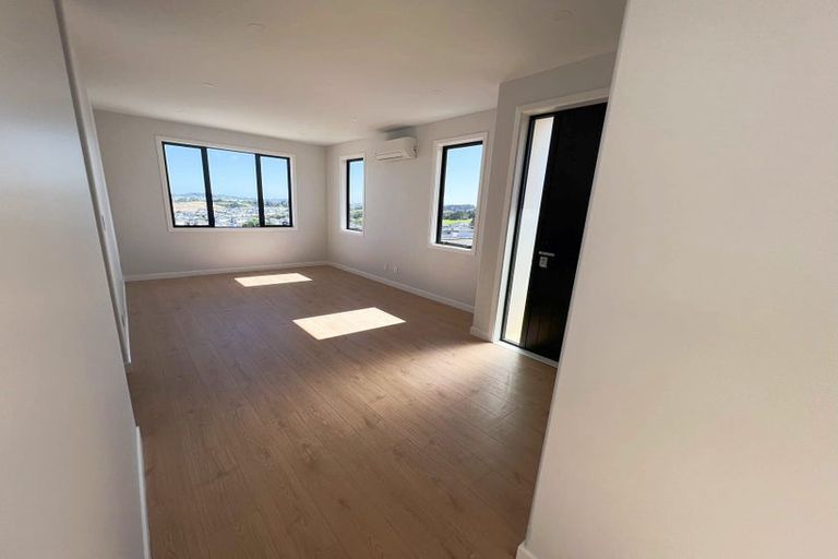 Photo of property in 17 Manawanui Way, Orewa, 0931