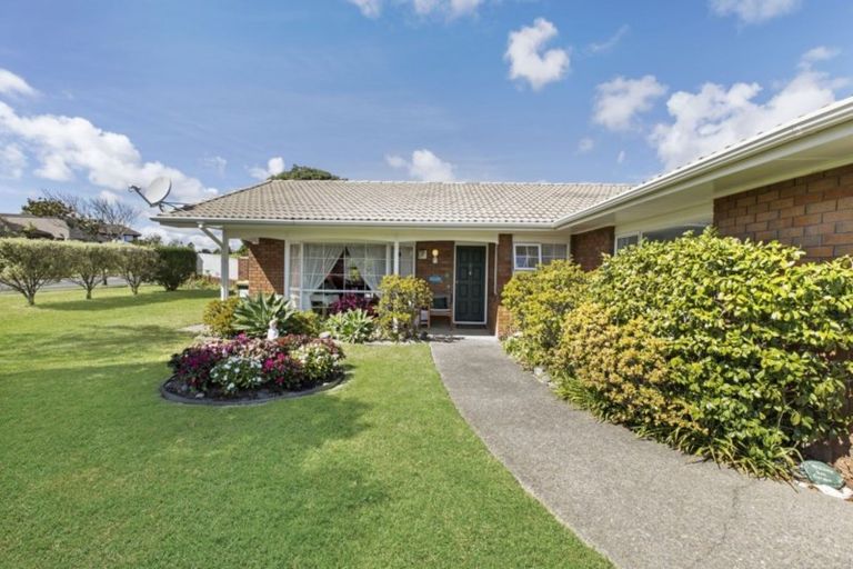 Photo of property in 2 Mirabell Place, Golflands, Auckland, 2013