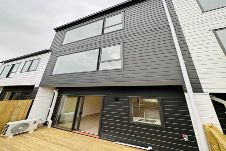 Photo of property in 4d Flaunty Place, West Harbour, Auckland, 0618