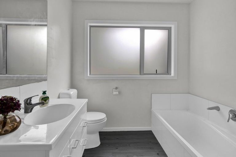 Photo of property in 102 Seaview Road, Westown, New Plymouth, 4310