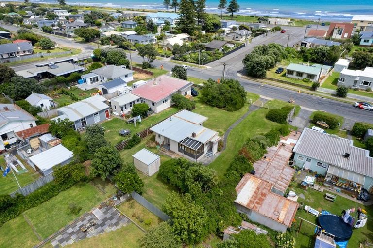 Photo of property in 70 Moana Street, Otaki Beach, Otaki, 5512