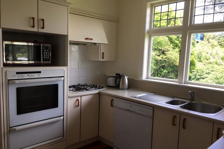 Photo of property in 28 Saint Michaels Crescent, Kelburn, Wellington, 6012