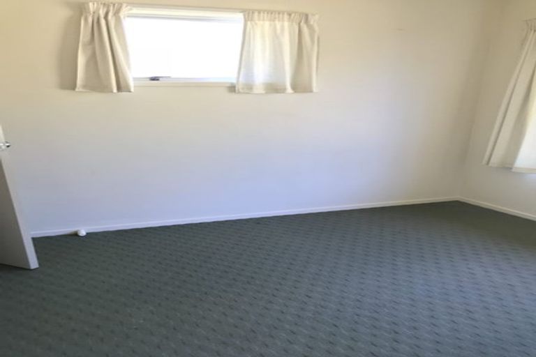 Photo of property in 1/46 John Dee Crescent, Red Beach, 0932