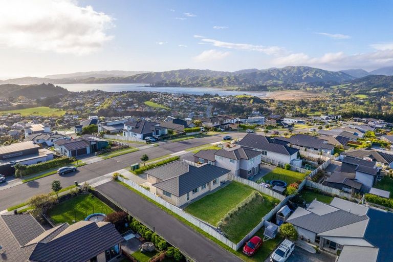 Photo of property in 122 Endeavour Drive, Whitby, Porirua, 5024