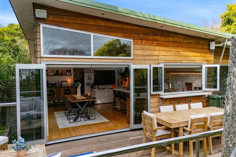 Photo of property in 12 Leatham Avenue, Strandon, New Plymouth, 4312
