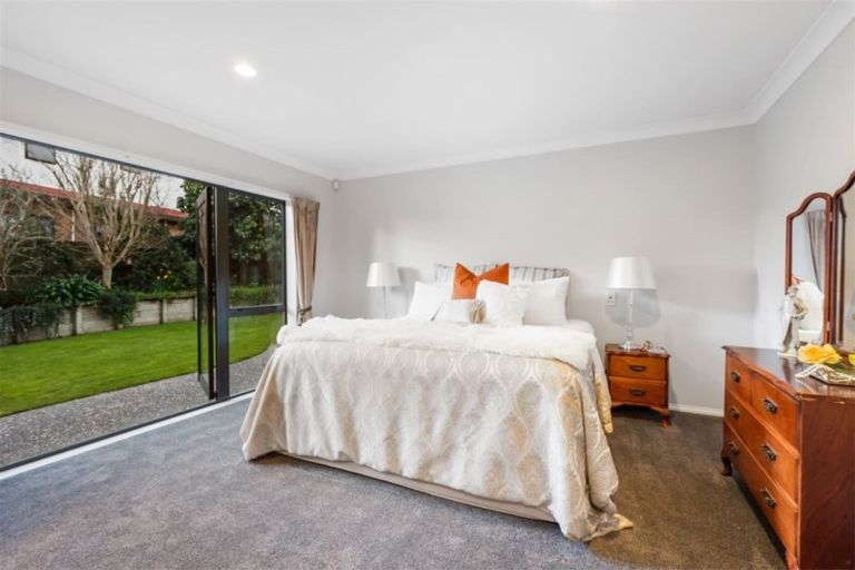 Photo of property in 15 Sandalwood Place, Somerville, Auckland, 2014