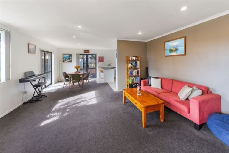 Photo of property in 12 Kathleen Reece Place, Waiuku, 2123