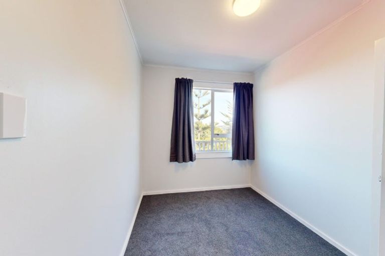 Photo of property in 21 Akaroa Drive, Maupuia, Wellington, 6022