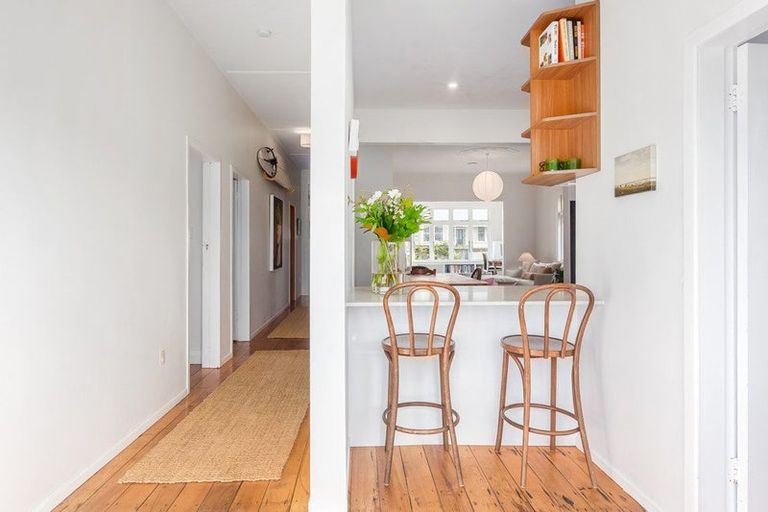 Photo of property in 137 Onepu Road, Lyall Bay, Wellington, 6022