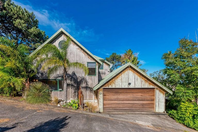 Photo of property in 215 West Harbour Drive, West Harbour, Auckland, 0618