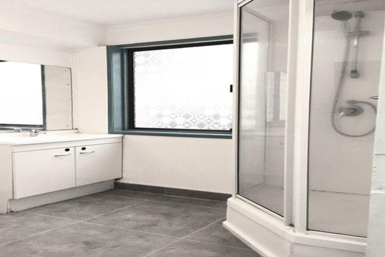 Photo of property in 1/18 Kitewao Street, Northcote, Auckland, 0627