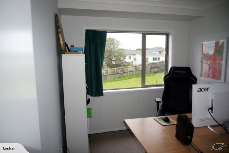 Photo of property in 27a Kirrie Avenue, Te Atatu South, Auckland, 0610