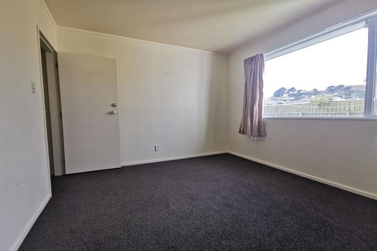 Photo of property in 2a Colchester Crescent, Newlands, Wellington, 6037