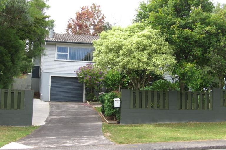 Photo of property in 15 Castleford Street, Green Bay, Auckland, 0604