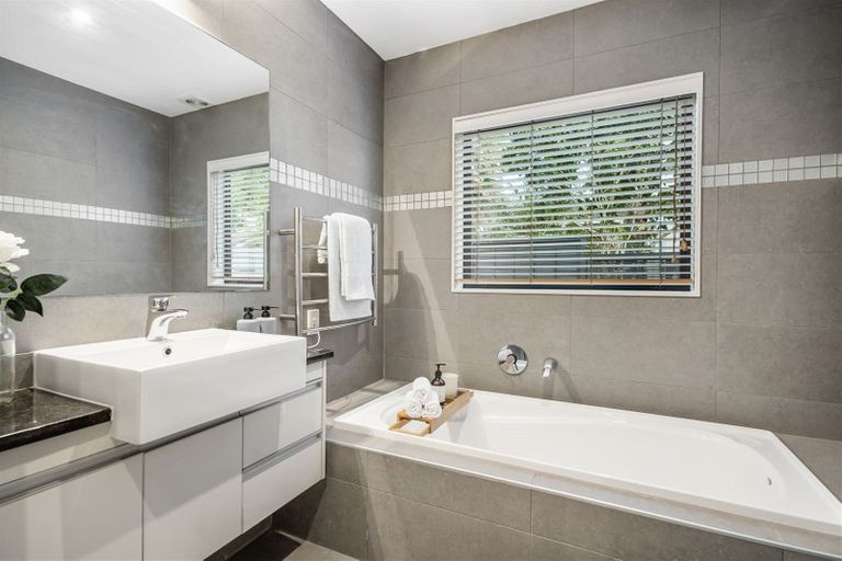 Photo of property in 158b East Coast Road, Forrest Hill, Auckland, 0620