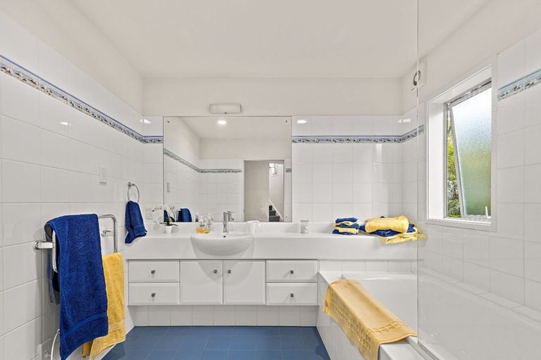 Photo of property in 8 Graceview Way, West Harbour, Auckland, 0618