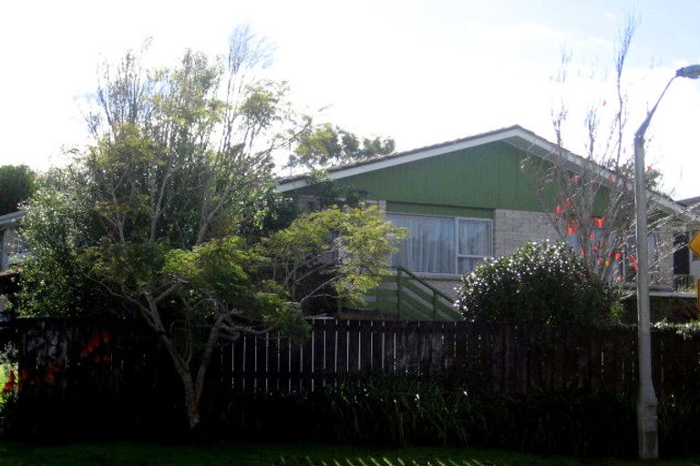 Photo of property in 2/49 Zita Maria Drive, Massey, Auckland, 0614