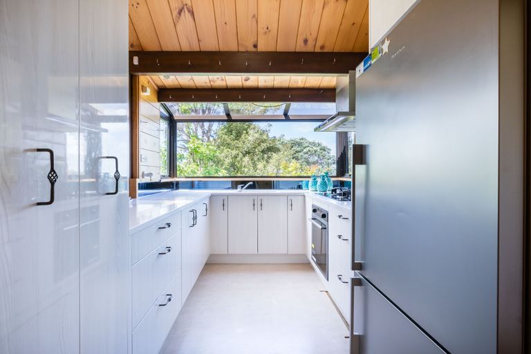 Photo of property in 52 Rauhuia Crescent, Parau, Auckland, 0604