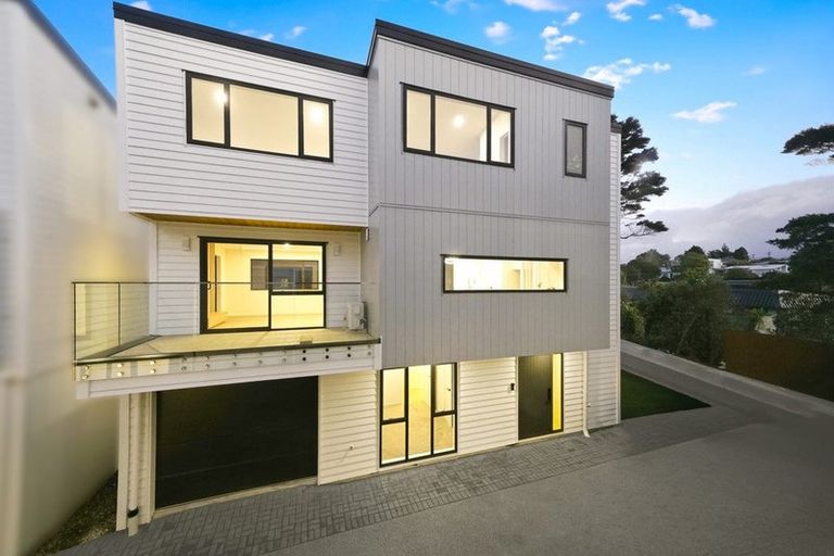 Photo of property in 10 Tusac Place, Totara Vale, Auckland, 0627