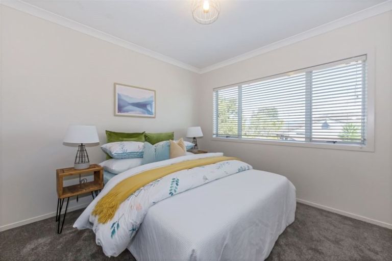 Photo of property in 69 Buscomb Avenue, Henderson, Auckland, 0610