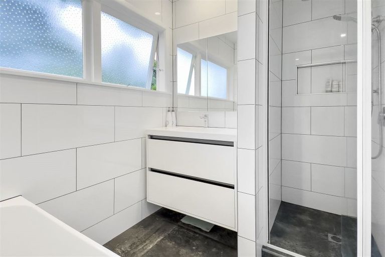 Photo of property in 5 Arahia Street, Northcote, Auckland, 0627