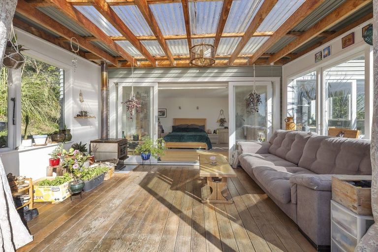 Photo of property in 25 Hungerford Road, Lyall Bay, Wellington, 6022