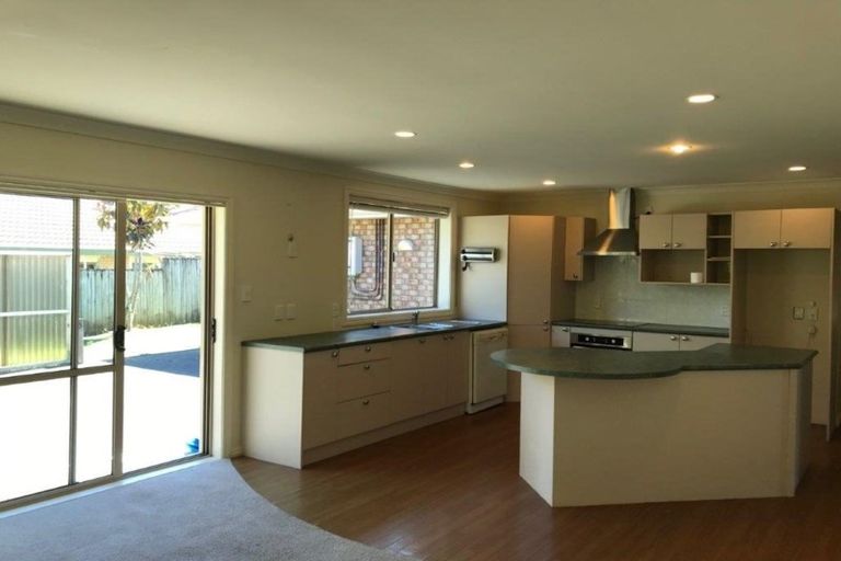 Photo of property in 4 Xena Way, Henderson, Auckland, 0612
