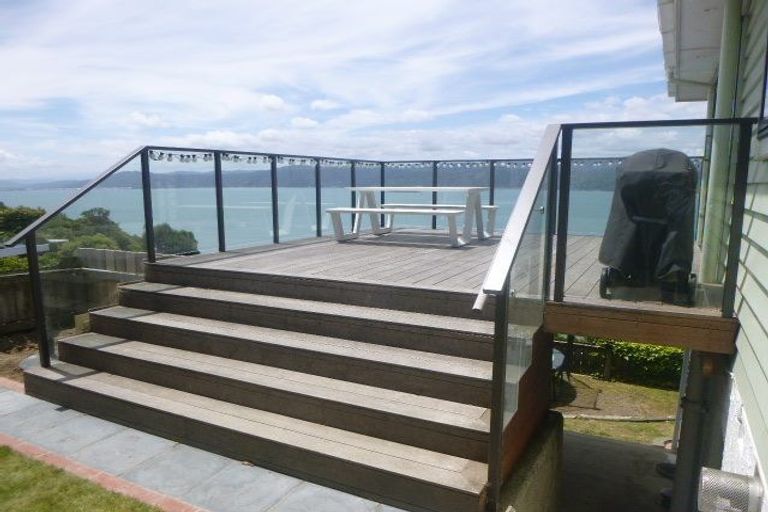 Photo of property in 124 Nevay Road, Karaka Bays, Wellington, 6022