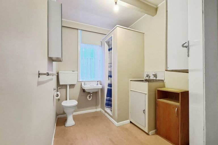 Photo of property in 8 Rixon Grove, Mount Victoria, Wellington, 6011