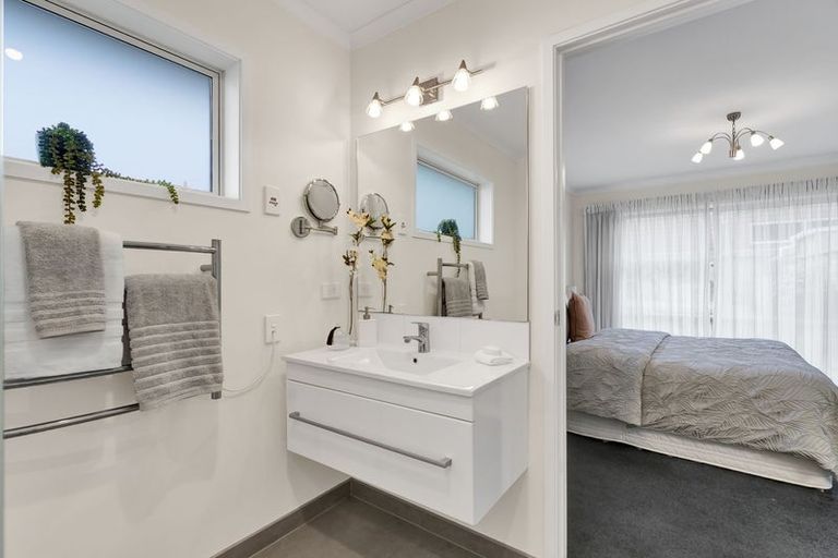 Photo of property in 6 Saint Andrews Parkway, Waiwhakaiho, New Plymouth, 4312