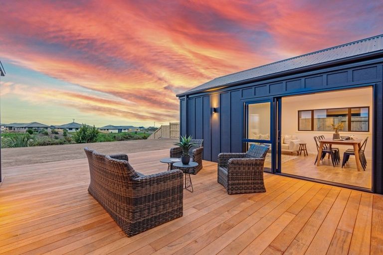 Photo of property in 45 Sardinia Grove, Fitzherbert, Palmerston North, 4410