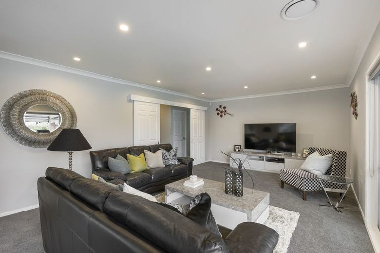 Photo of property in 21 Perotti Place, Conifer Grove, Takanini, 2112